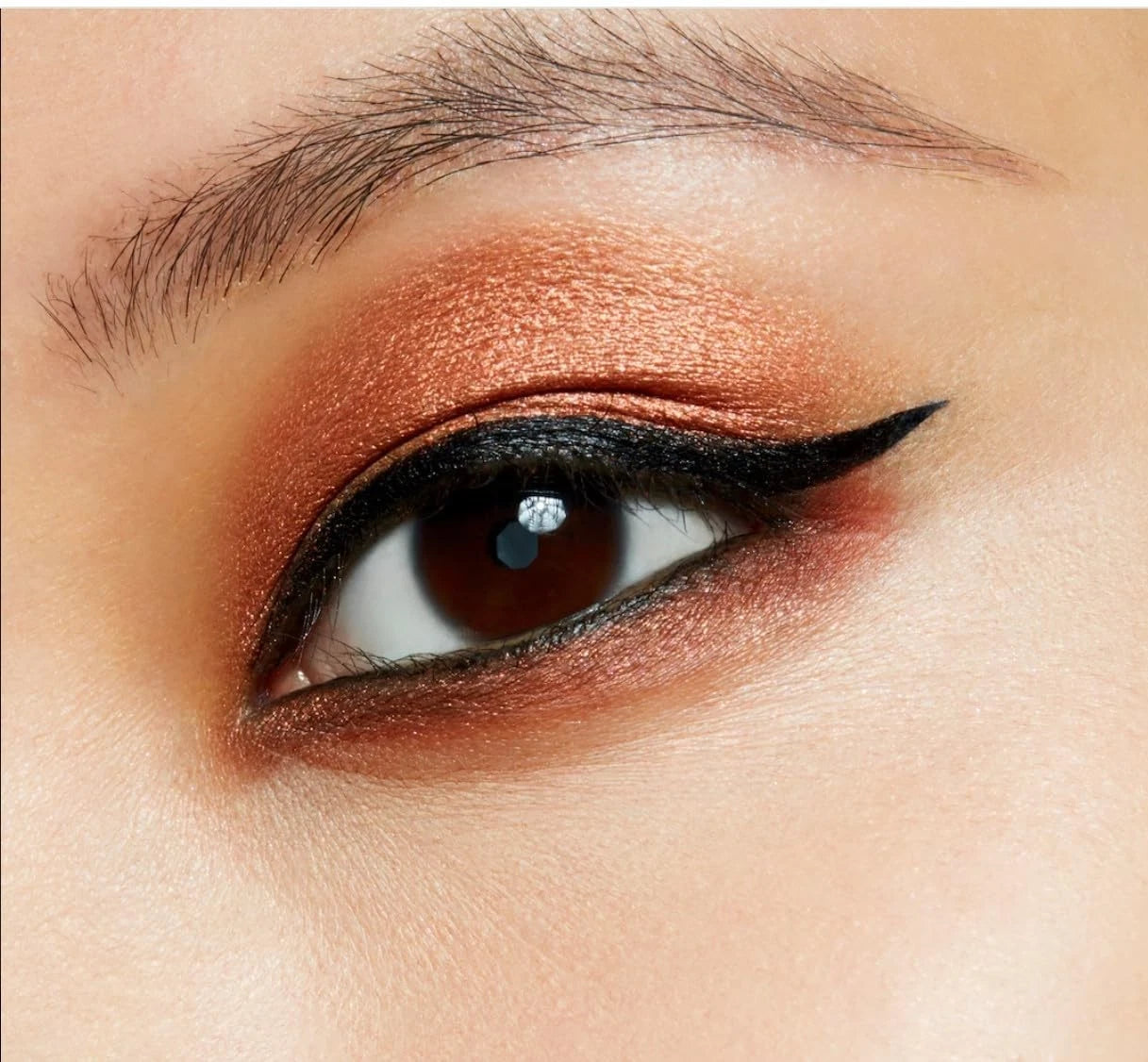 Close-up of a eye with bronze eyeshadow and black eyeliner